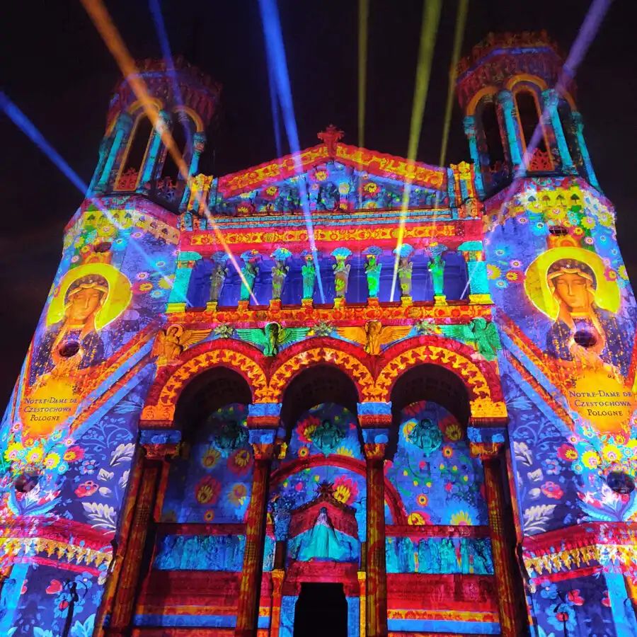 Fourviere-illumination-2024-Basilique-Notre-Dame-pour-La-Region-des-Lumieres-Scenographe-Allumeurs-de-Reves-et-BK-International-Copyright-Vincent-Laganier-LZL-Services-900x900